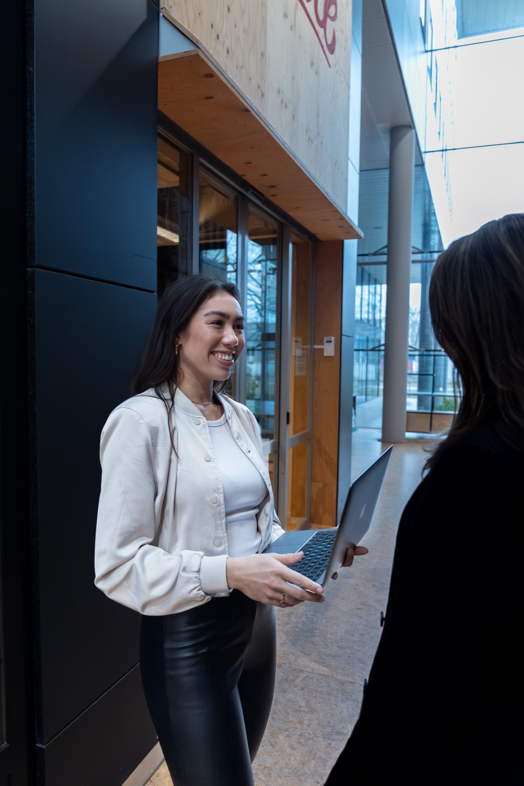 Twee medewerkers in overleg.