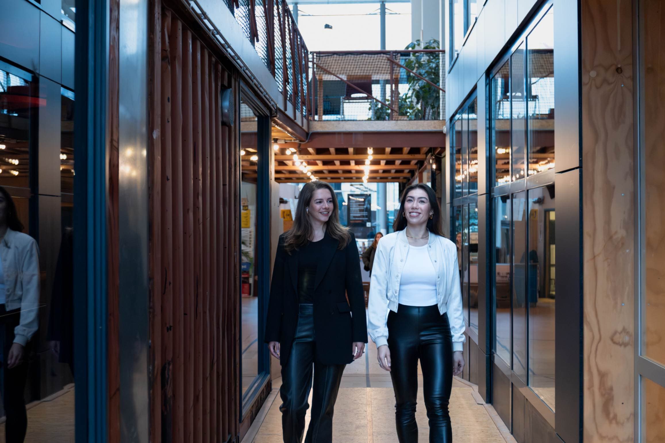 Twee medewerkers wandelen.