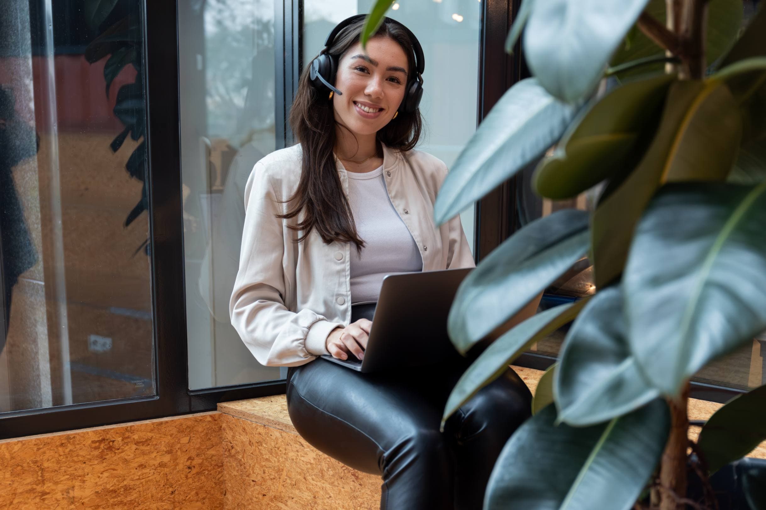 Medewerker met headset op.