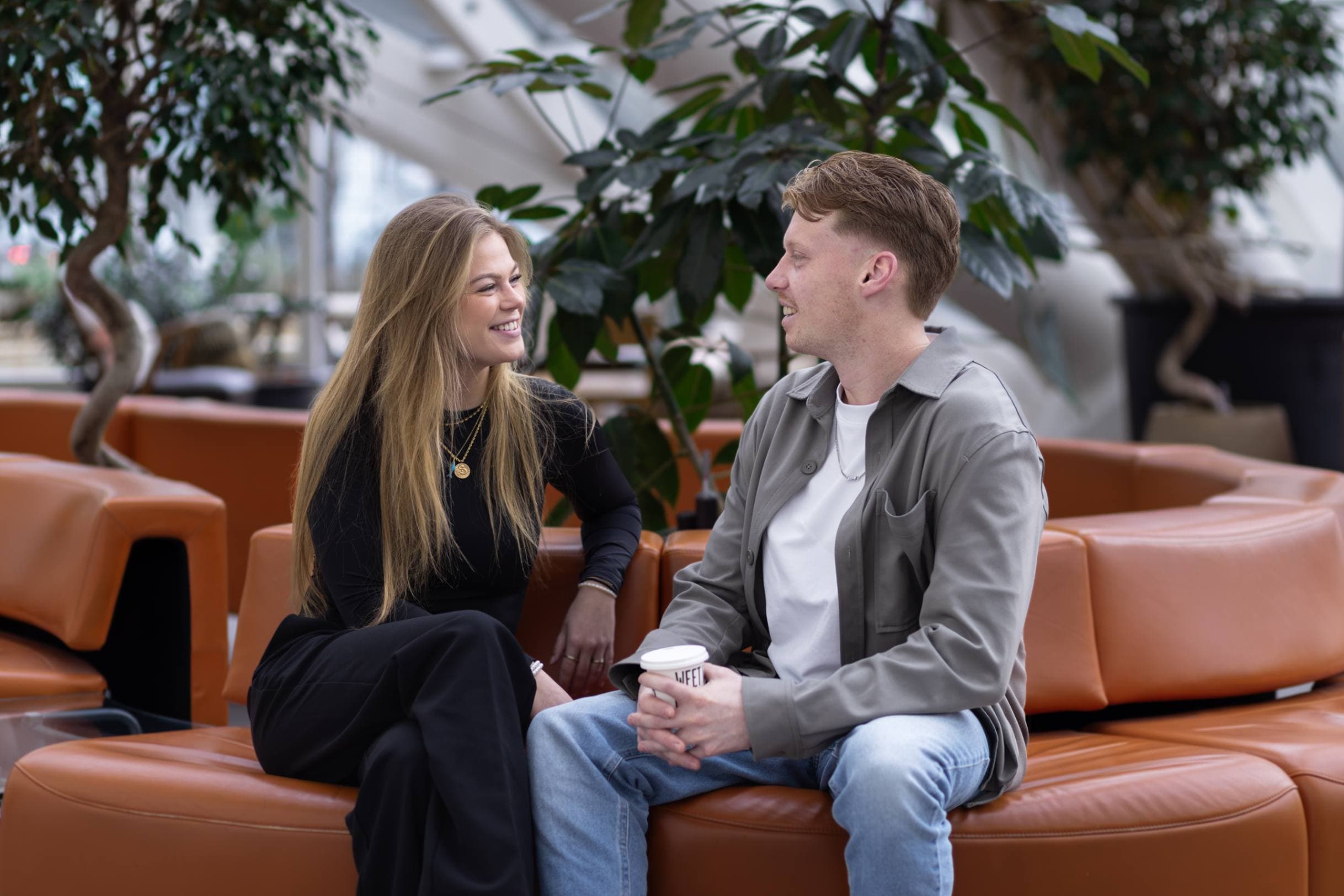 Medewerkers praten samen.