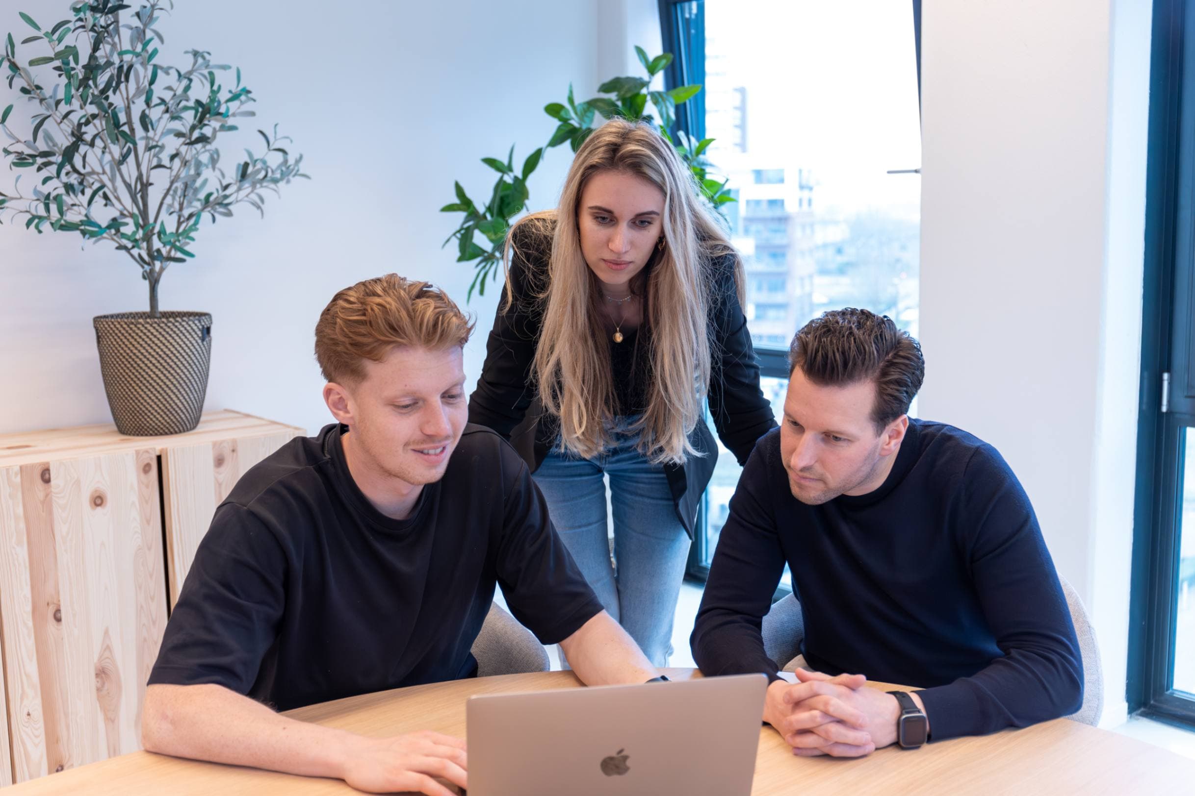 Samenwerken met collega's.