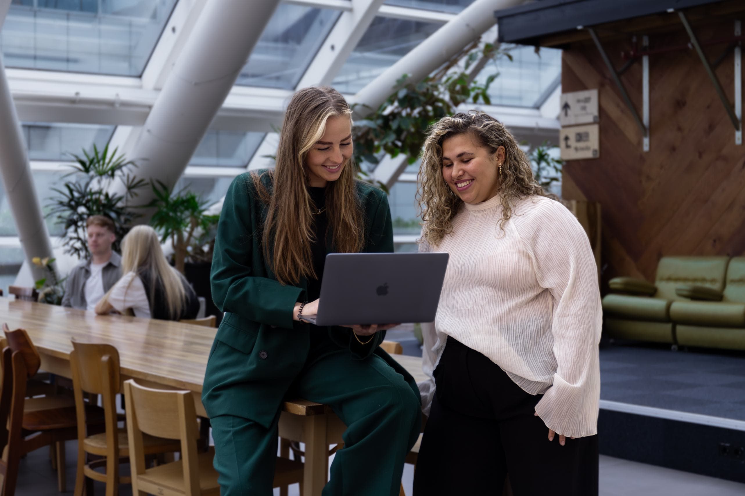 Medewerkers achter de laptop.