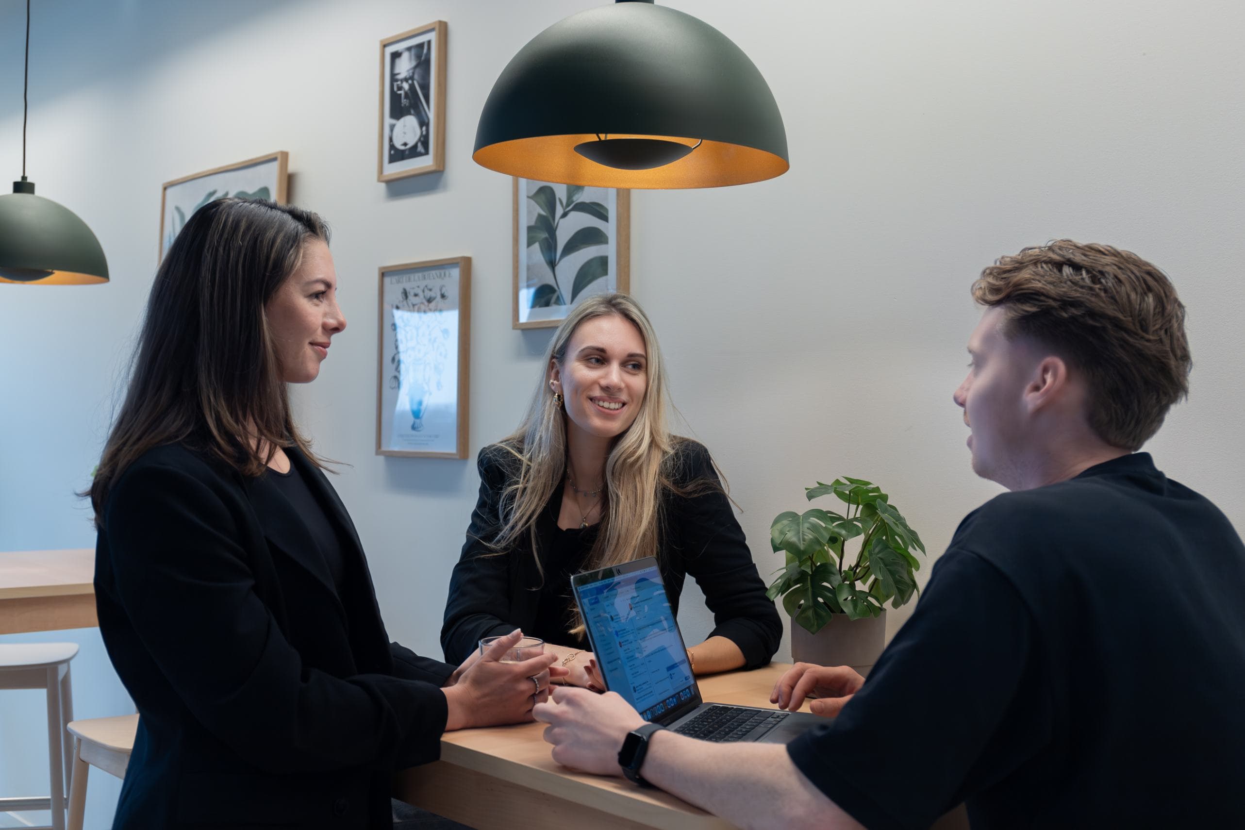 Met collega's aan het werk.