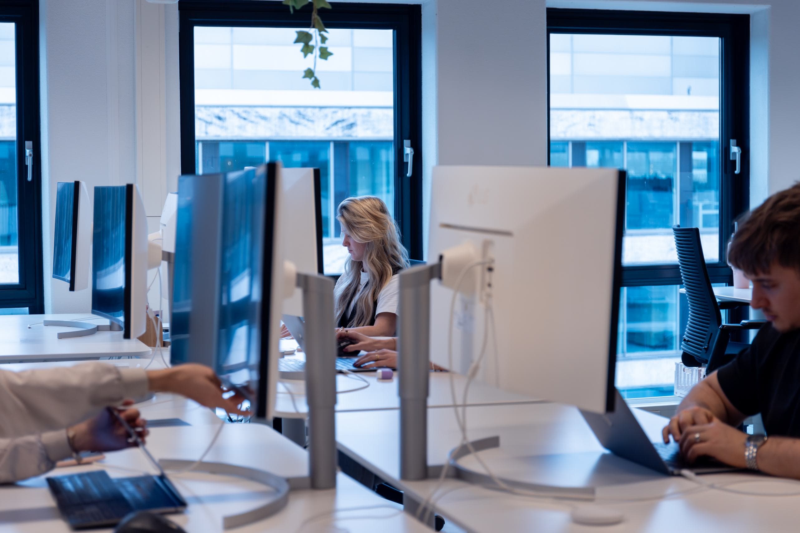 Werken achter de computer.